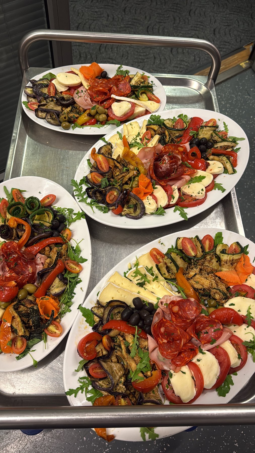 Bunte Antipasti-Platten aus der Küche