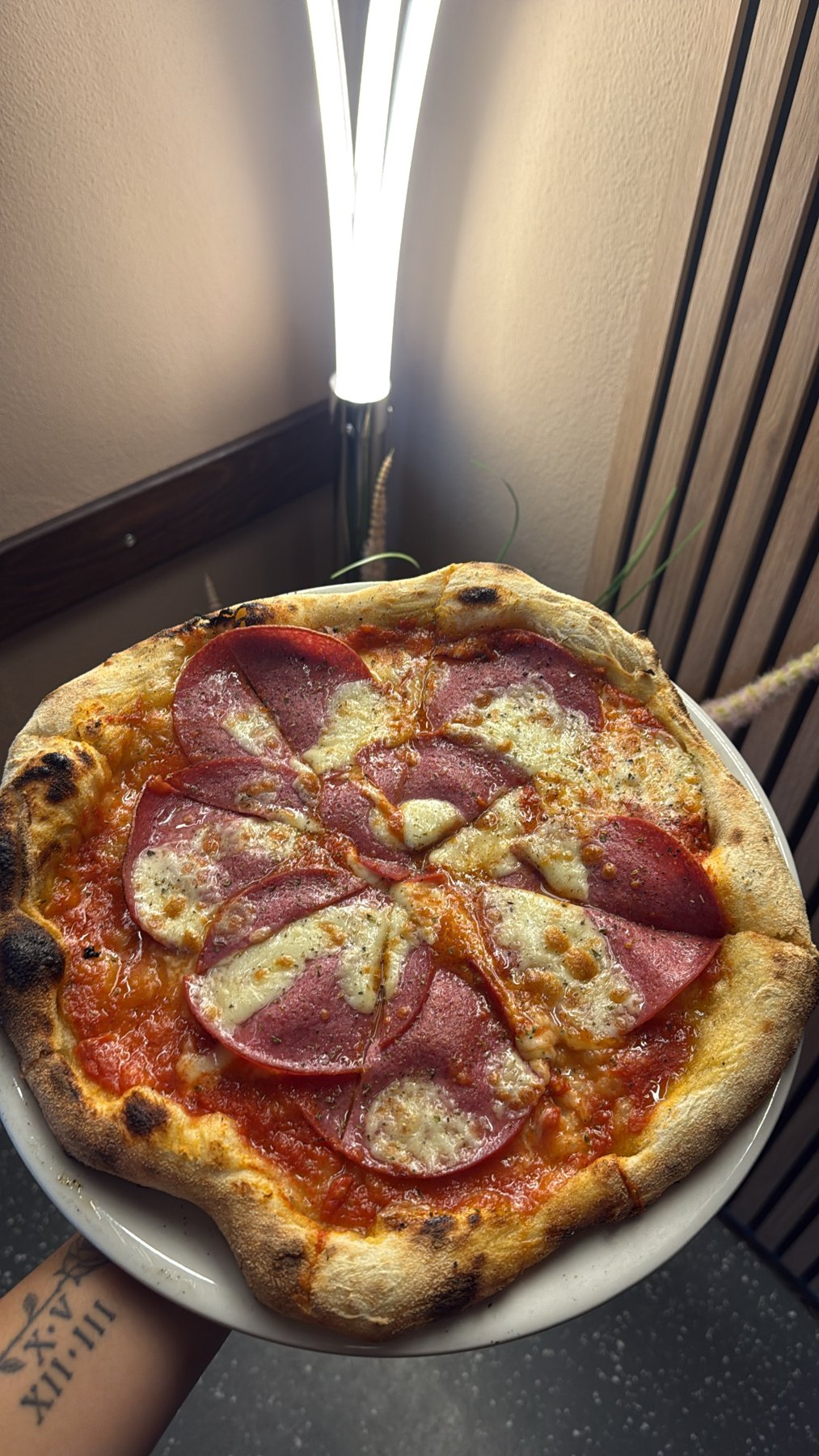 Salamipizza im Restaurant