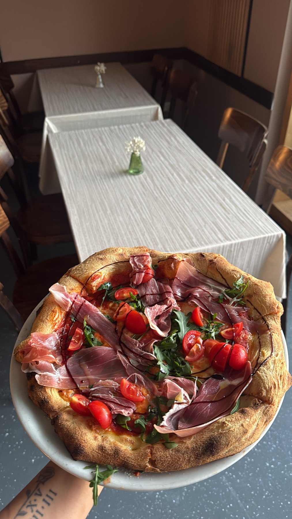 Pizza mit Parmaschinken und Rucola