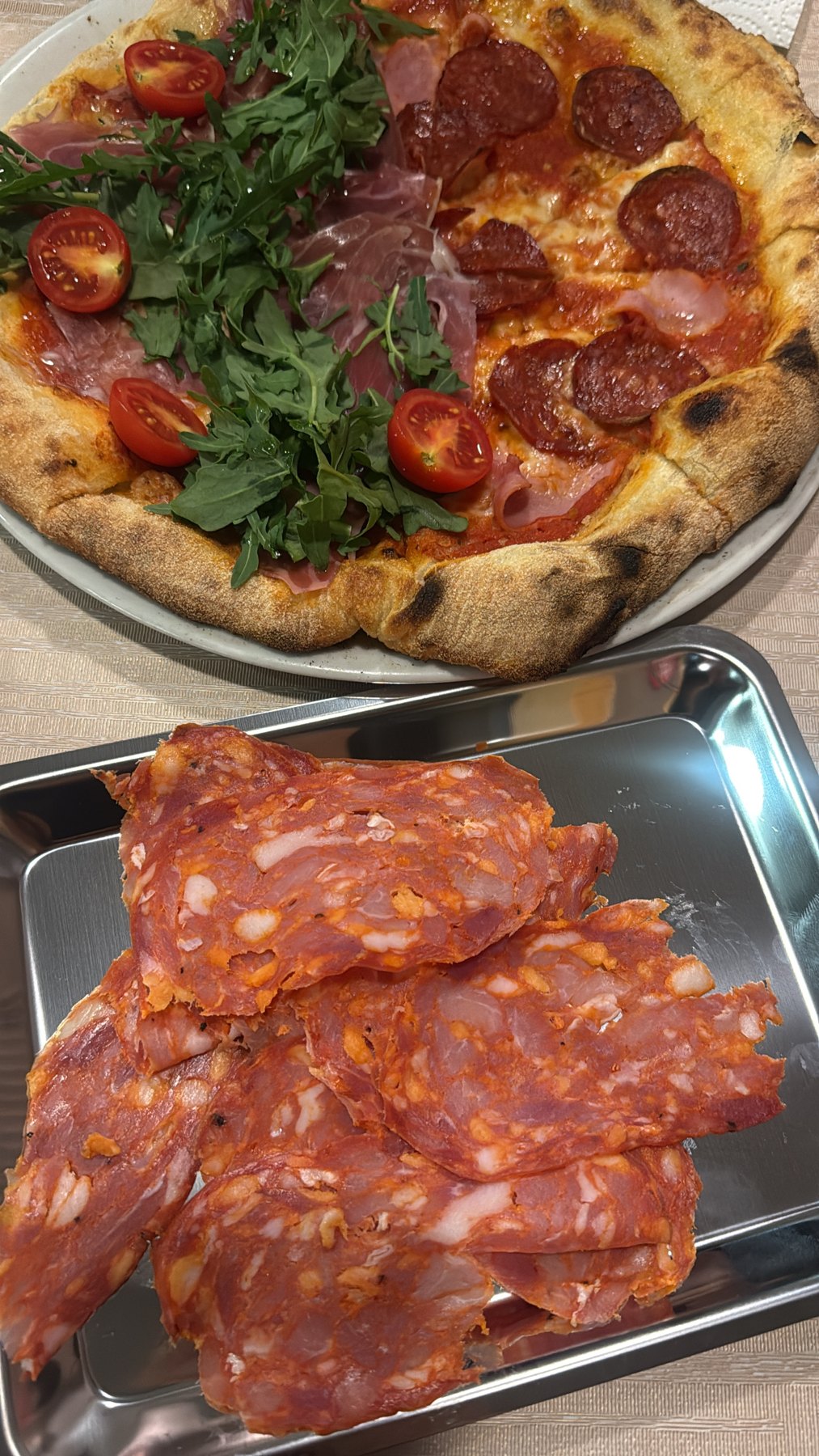 Pizza und italienische Salami