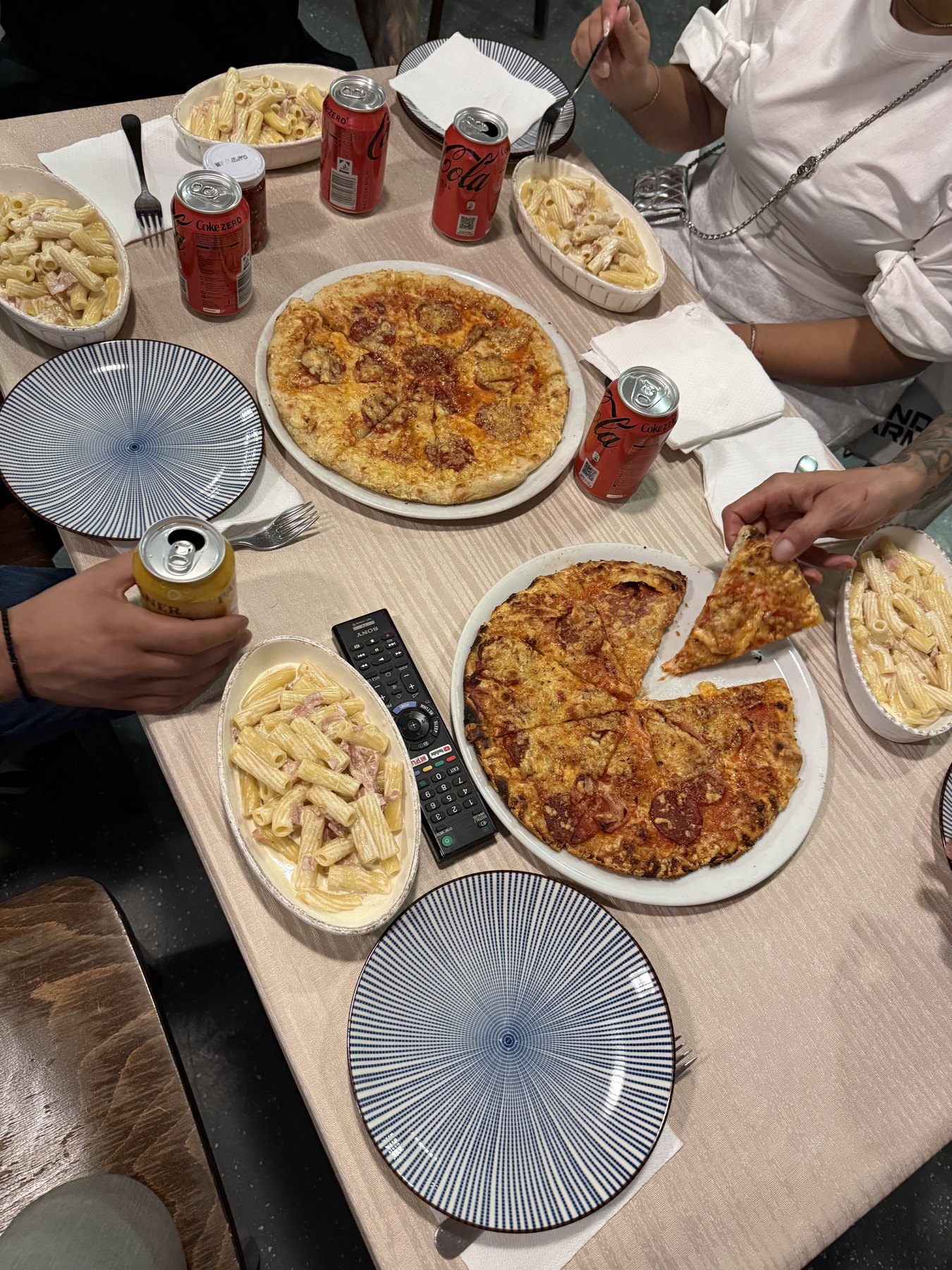 Gemeinsames Essen mit Pizza und Pasta